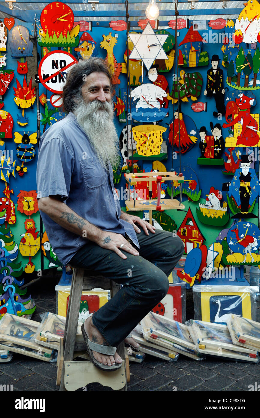 Porträt von Norman Mathews, ein Künstler, der seine Cratf auf dem Handwerksmarkt in Nachalat Binyamin Street, Tel Aviv, Israel verkauft. Stockfoto