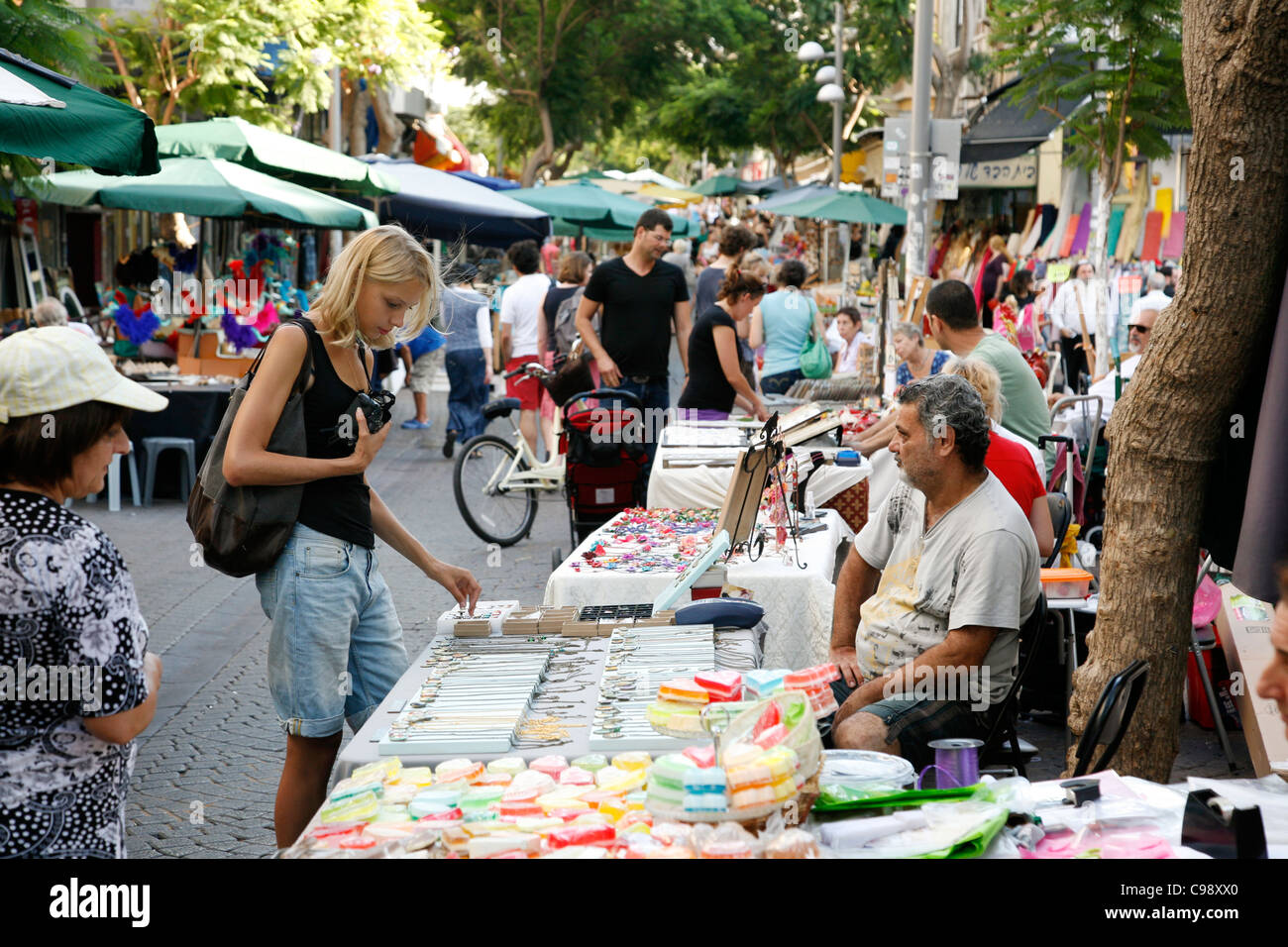 Der Kunsthandwerksmarkt auf Nachalat Binyamin Street, Tel Aviv, Israel. Stockfoto