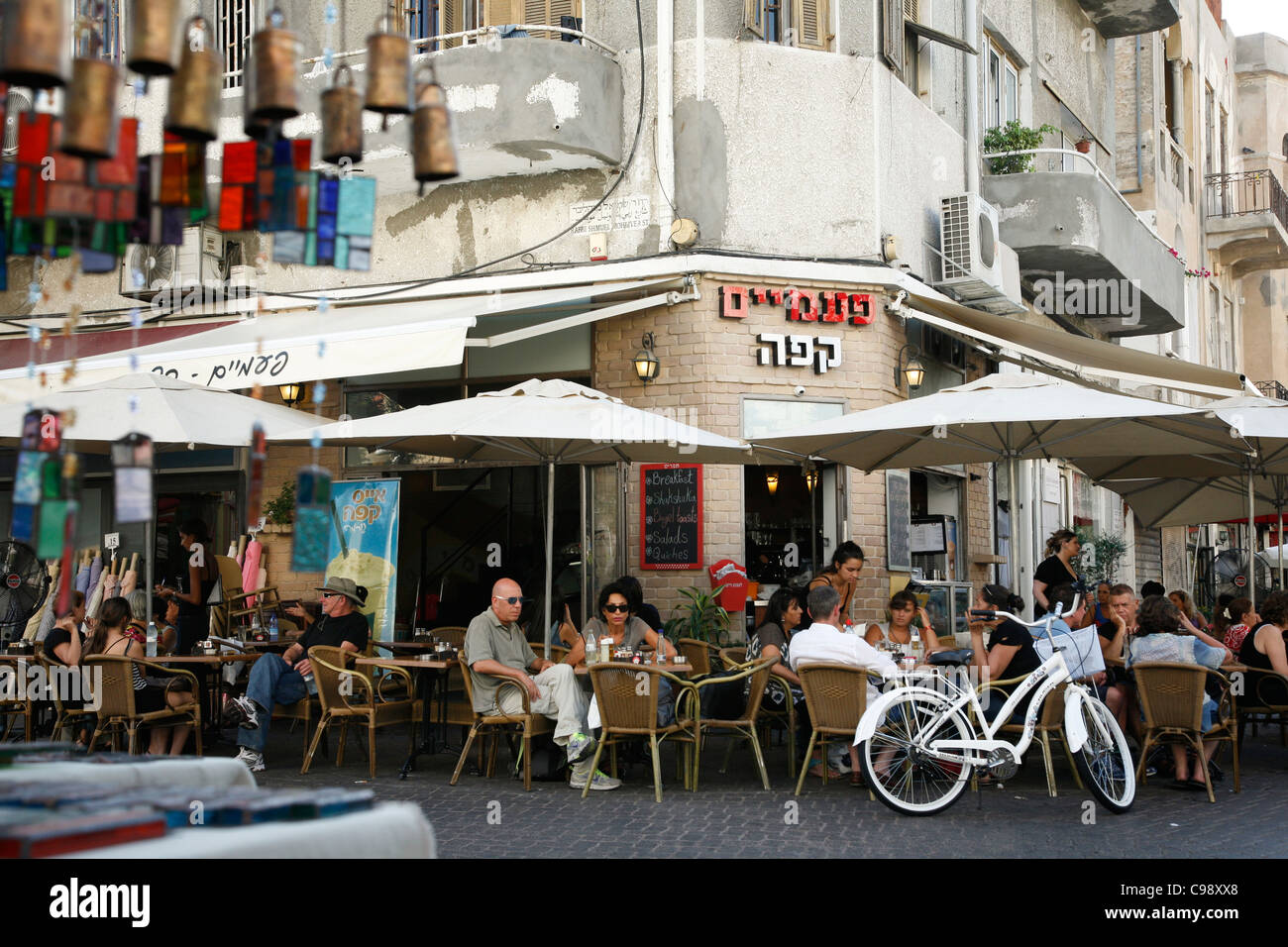 Leute sitzen auf einem Café in Nachalat Binyamin Street, Tel Aviv, Israel. Stockfoto