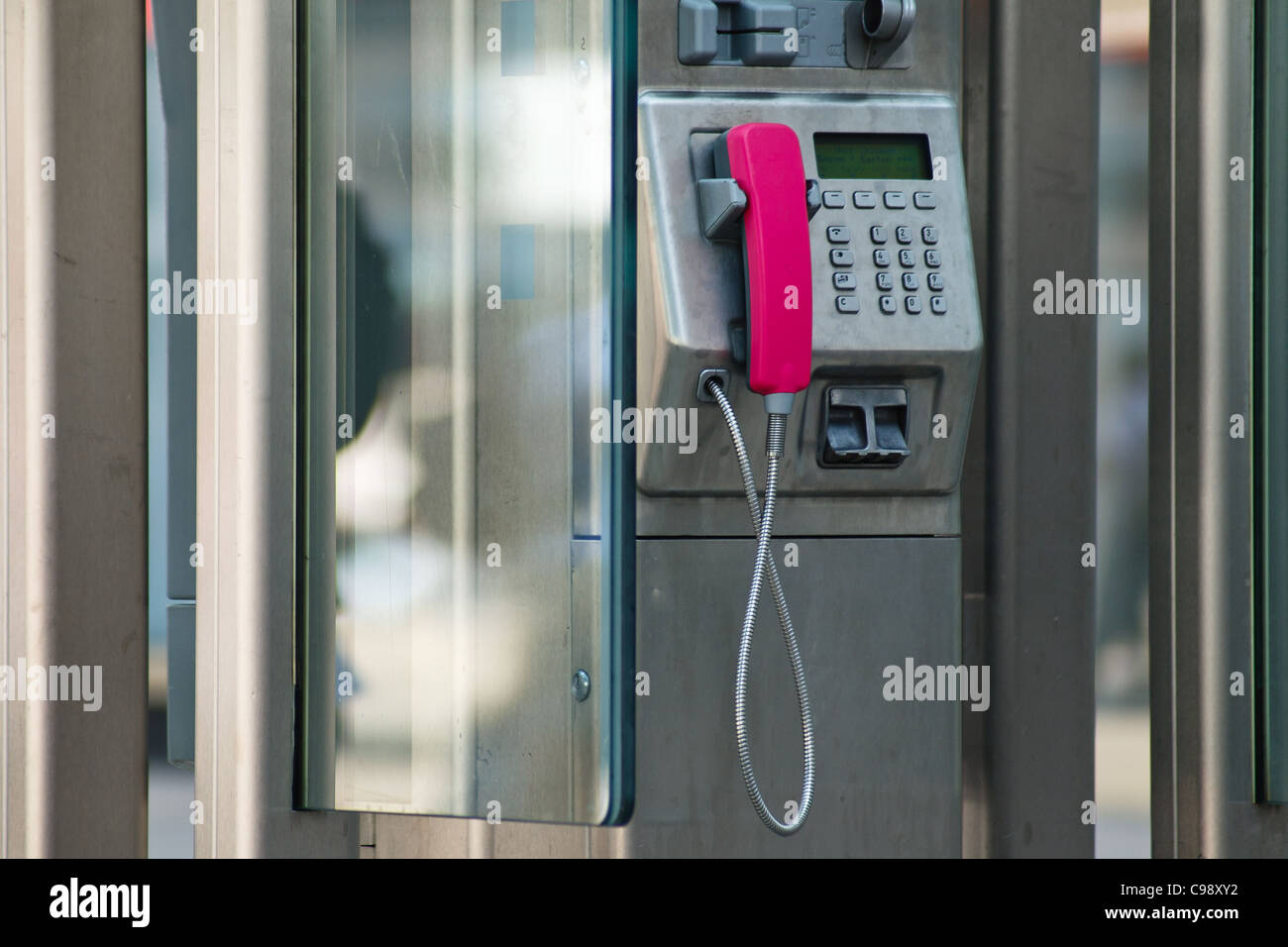 T-Mobile Telefon und Hot-Spot-Einheit. Berlin, Deutschland. Stockfoto