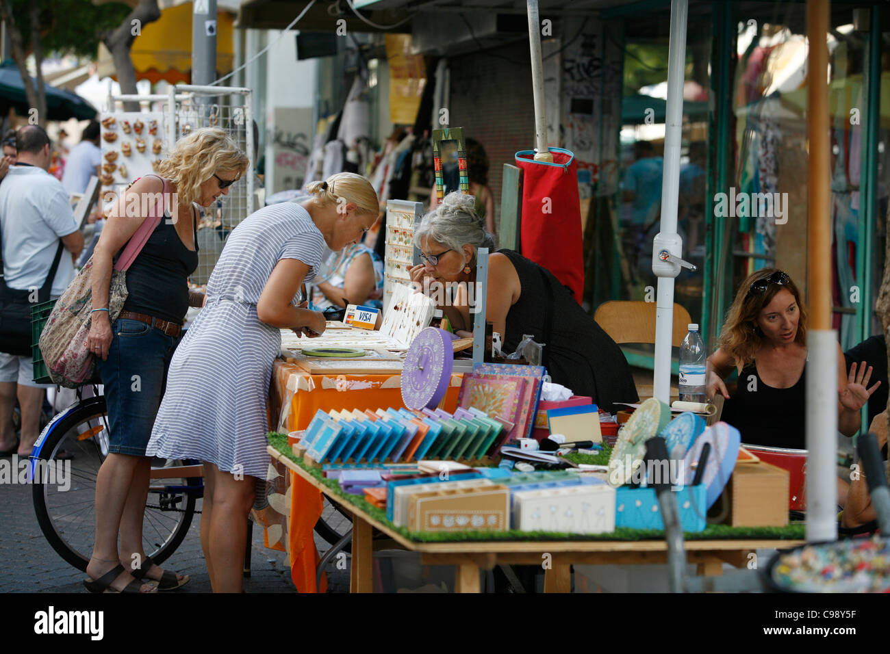 Der Kunsthandwerksmarkt auf Nachalat Binyamin Street, Tel Aviv, Israel. Stockfoto