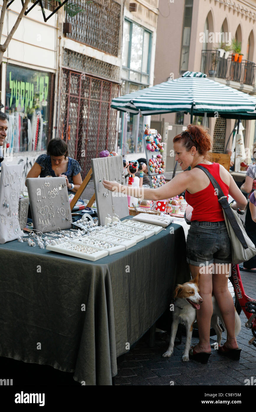 Der Kunsthandwerksmarkt auf Nachalat Binyamin Street, Tel Aviv, Israel. Stockfoto