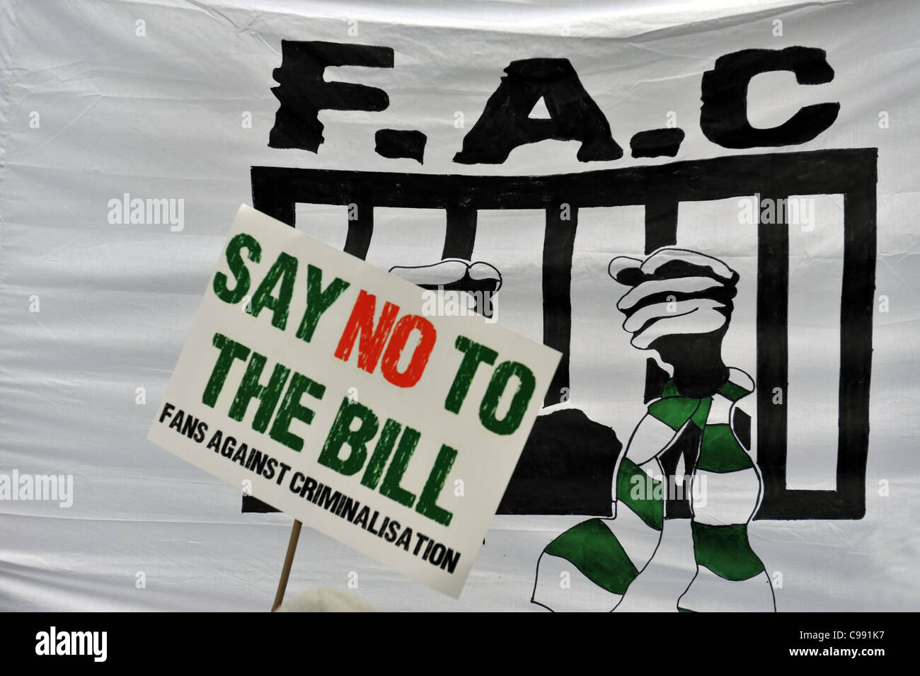 Keltische Anhänger protestieren in Glasgow gegen der SNPs vorgeschlagenen Offensive Verhalten bei Fußball und bedrohlich Communications Stockfoto