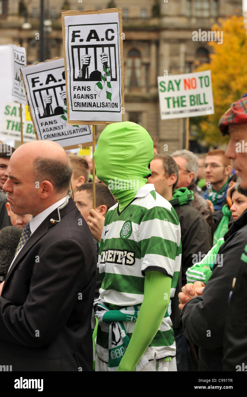 Keltische Anhänger protestieren in Glasgow gegen der SNPs vorgeschlagenen Offensive Verhalten bei Fußball und bedrohlich Communications Stockfoto