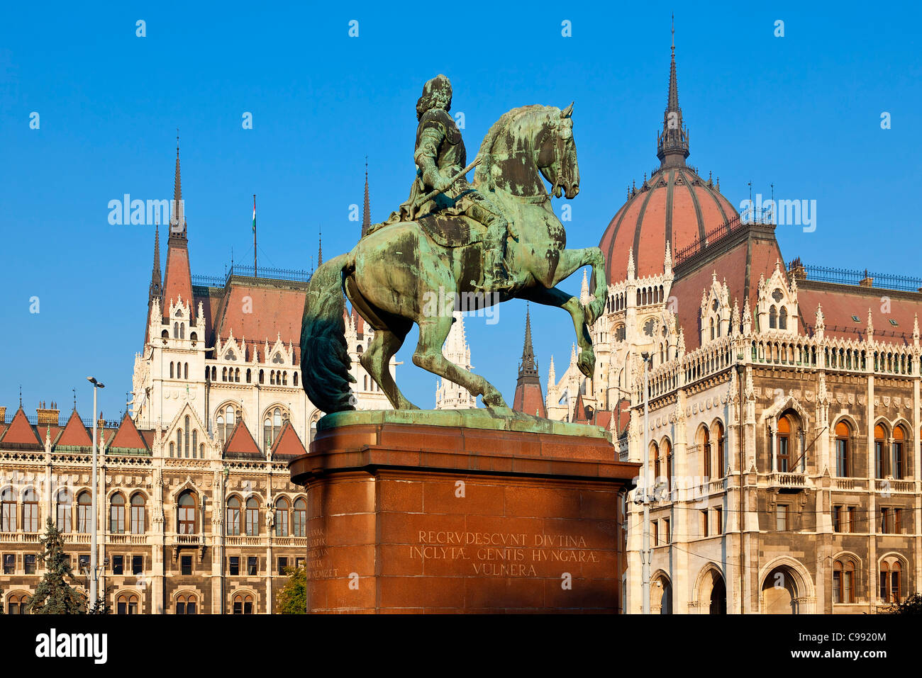 Budapest, Ferenc Rakoczi II Statue und Parlamentsgebäude Stockfoto