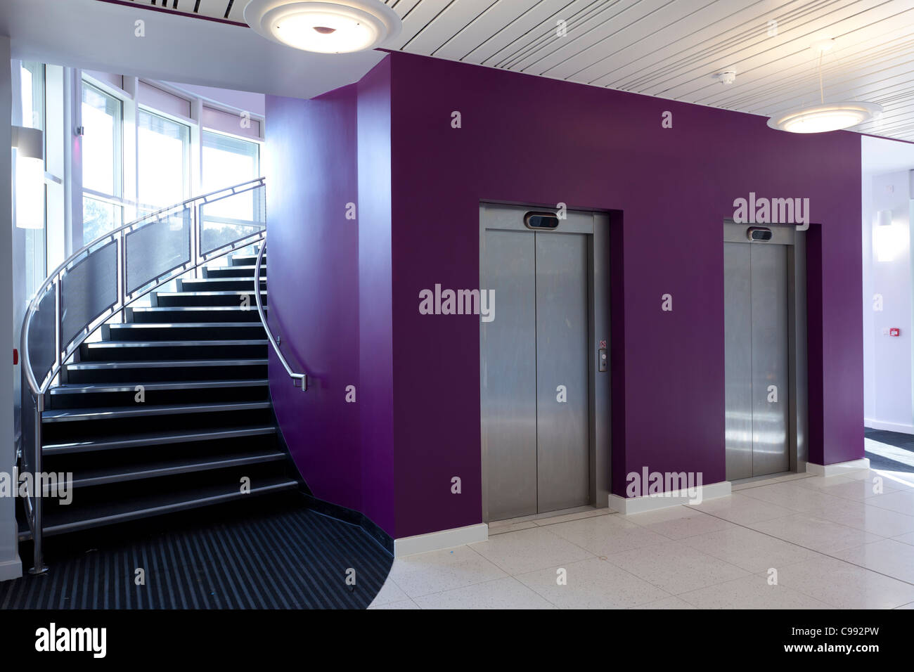 Eingangs-Foyer und geschwungene Treppe Fall und heben Sie Türen des Eastpoint Centre, Southampton Stockfoto