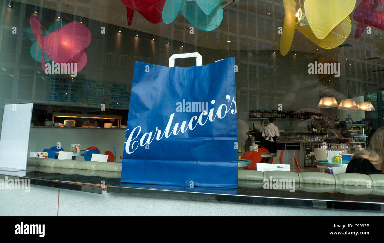 Carluccio es Papier Tragetasche im Fenster Carluccio es Restaurant in Spinningfields Manchester City Centre England UK KATHY DEWITT Stockfoto