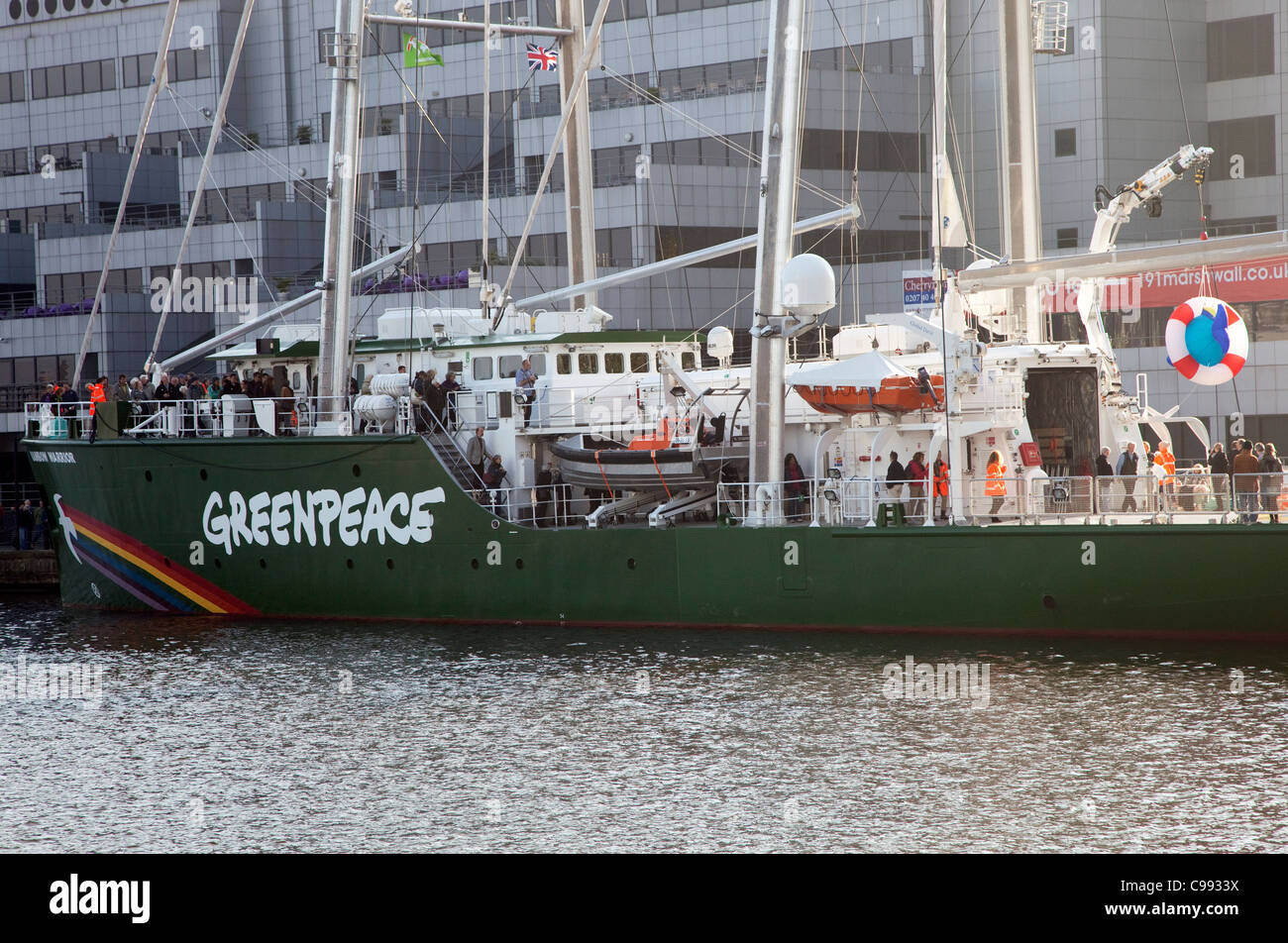 Greenpeace-Schiff Rainbow Warrior III vor Anker in den Docklands, London Stockfoto