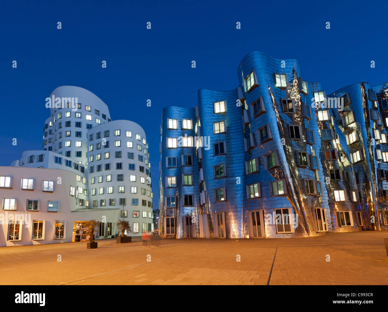 Neuer Zollhof Bürogebäude in der Nacht in der modernen Immobilienentwicklung im Medienhafen oder Medienhafen in Düsseldorf Stockfoto