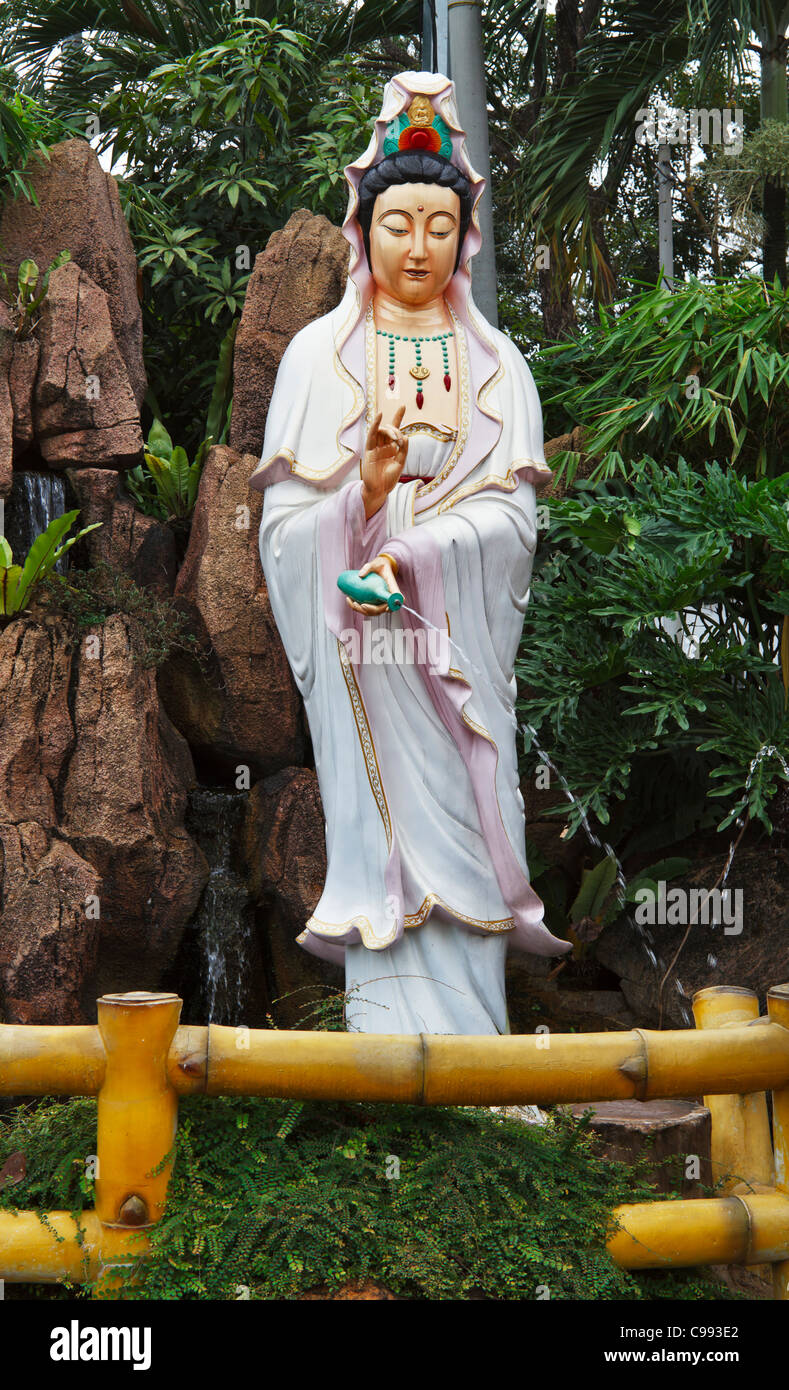 Die Statue der Göttin Guan Yin außerhalb der Tien Hou Tempel, Kuala Lumpur, Malaysia. Stockfoto