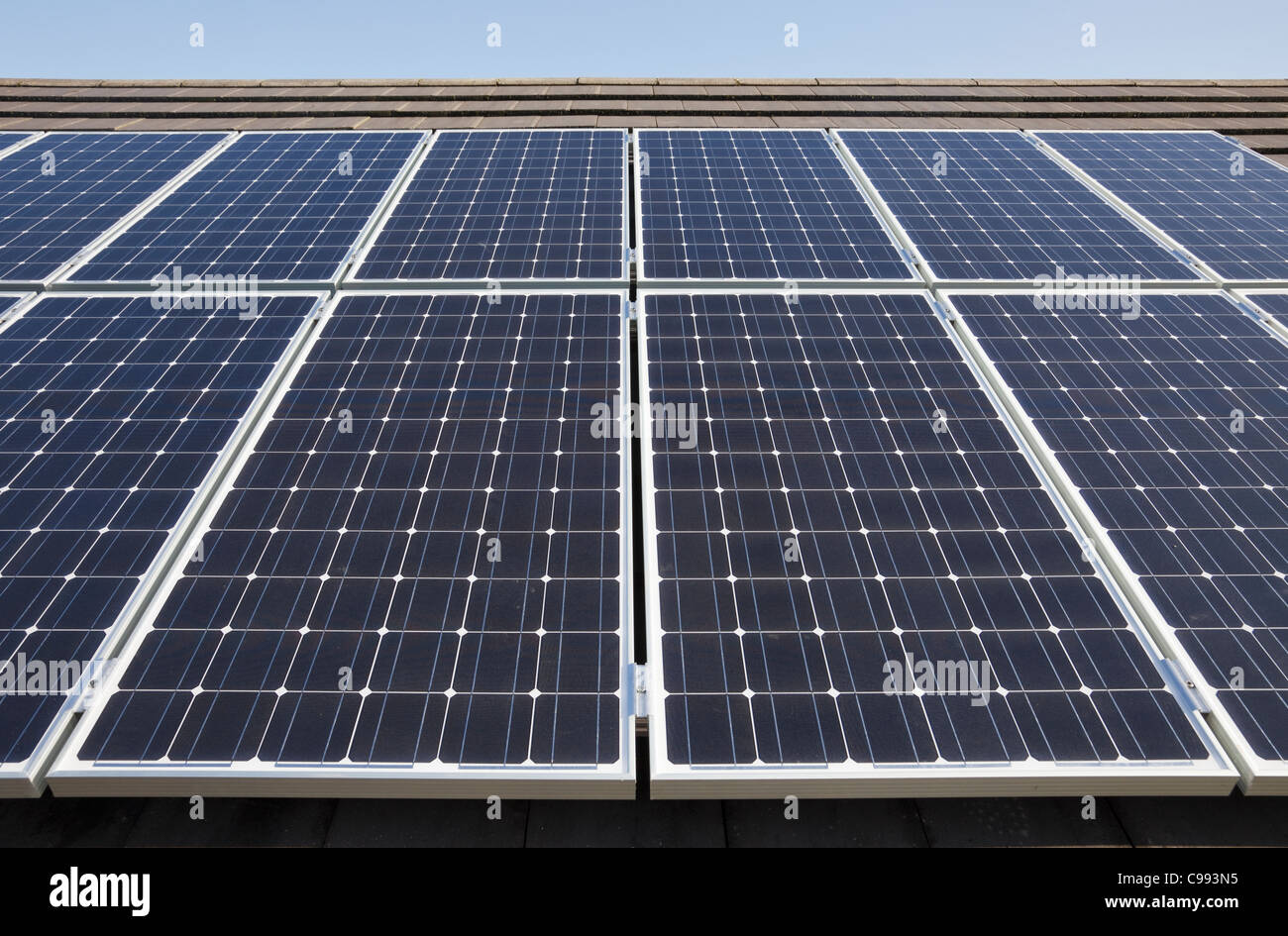 In der Nähe von Solarzellen auf ein energieeffizientes Haus Dach. Großbritannien, Großbritannien, Europa. Stockfoto