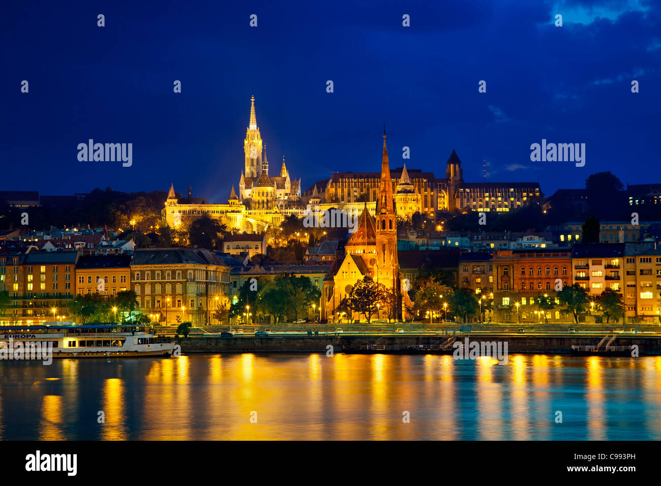 Europa, Europa-Zentrale, Ungarn, Budapest, Matthiaskirche und reformierte Kirche in der Nacht Stockfoto