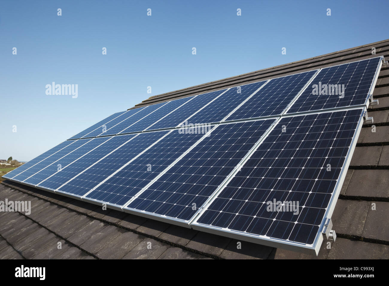 In der Nähe von Sonnenkollektoren auf einem Dach. Großbritannien, Großbritannien, Europa. Stockfoto
