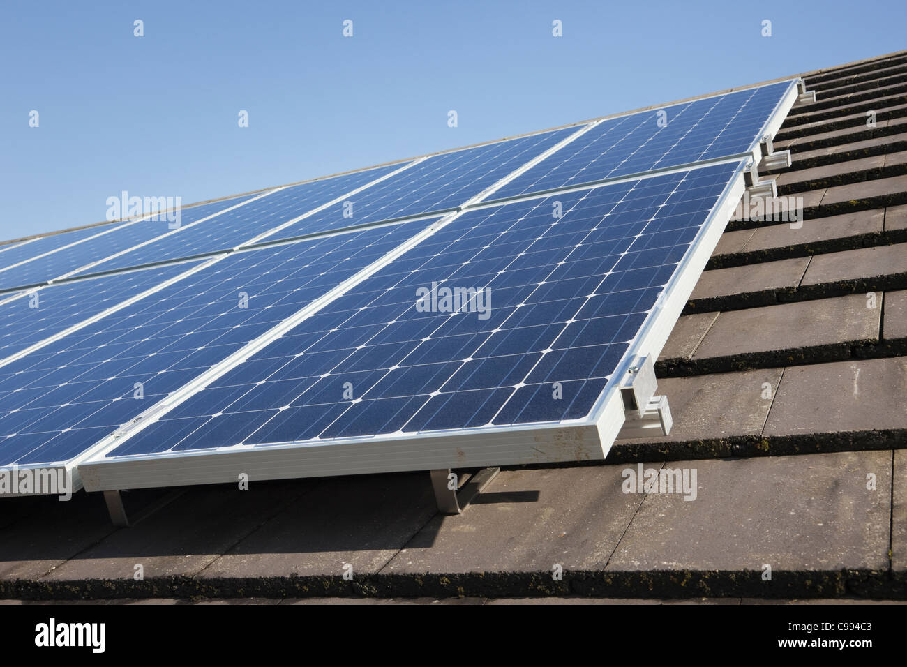 Großbritannien, England, Europa. Nahaufnahme der Anlage Halterungen für Sonnenkollektoren auf dem Hausdach. Stockfoto