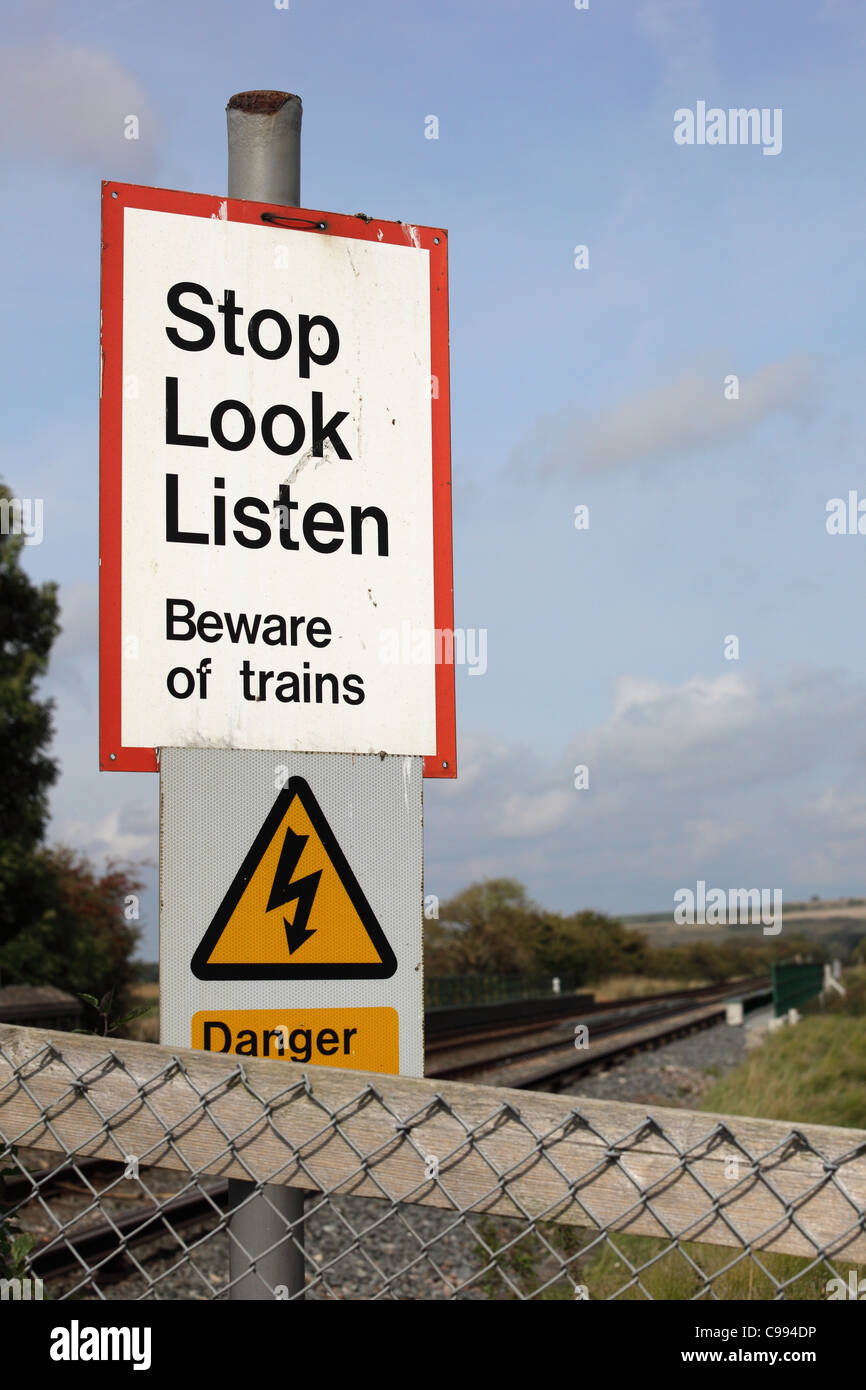 Warnschild am Southern Railway Crossing Stockfoto