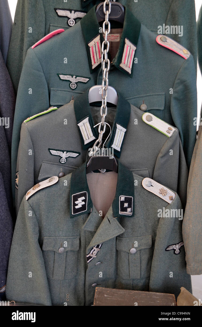 Deutsche Armee & SS-Uniformen aus Welt Krieg zwei zum Verkauf an die 2011 Krieg & Frieden Schau Hop Farm, Paddock Wood, Kent, UK. Stockfoto