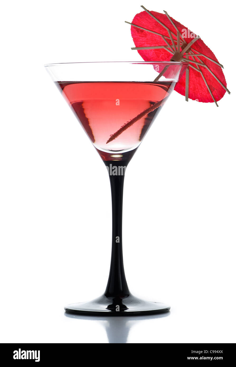 Ein einfaches Getränk mit einem cocktail Schirm isoliert auf weißem Hintergrund Stockfoto