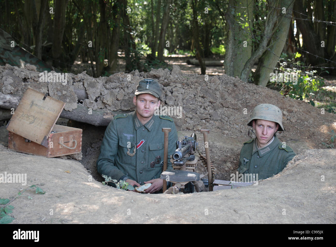Deutsche Soldaten (Re-enactment) in ein Maschinengewehr MG 42 nisten in 2011 Krieg & Frieden Schau Hop Farm, Paddock Wood, Kent, UK. Stockfoto