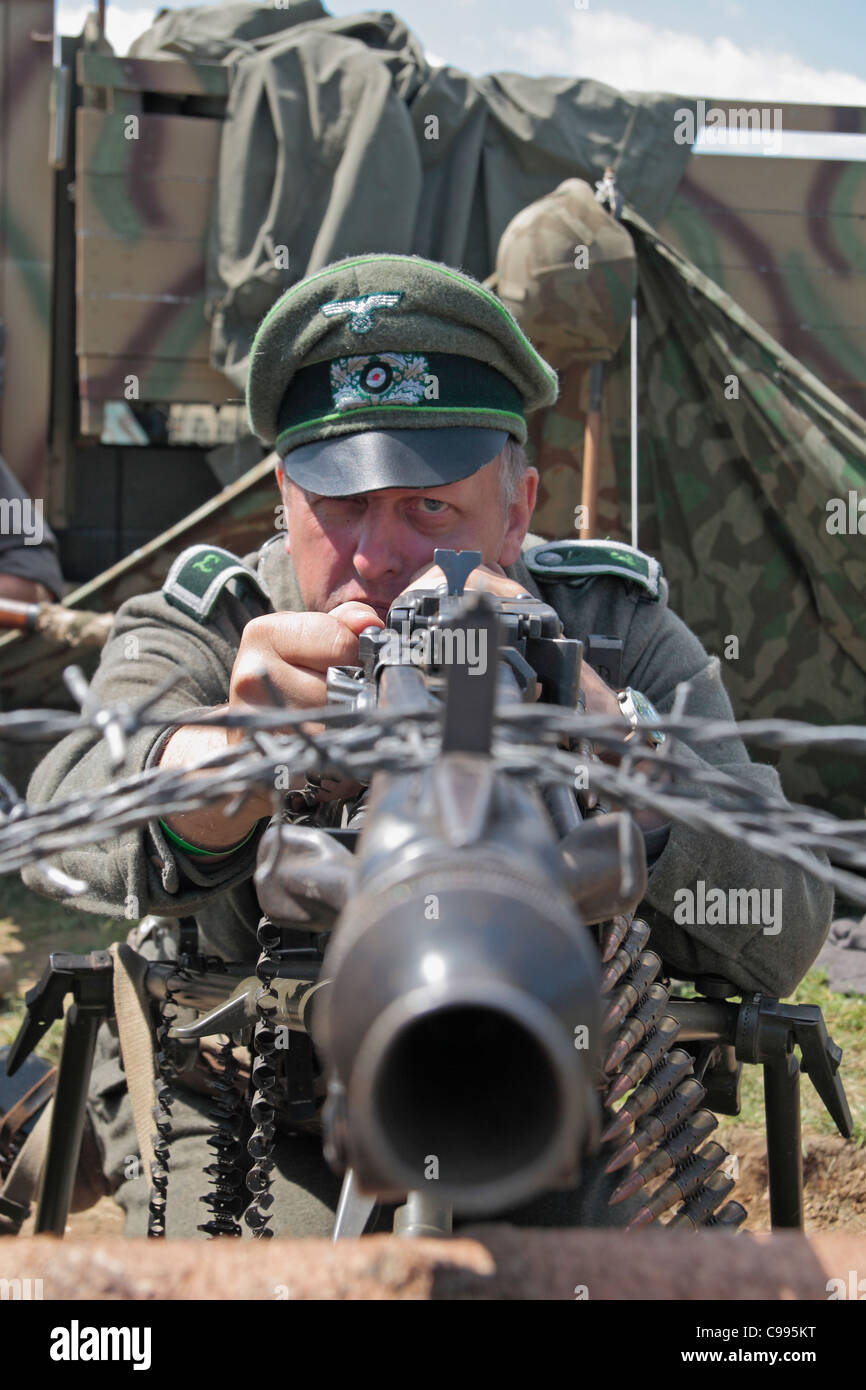 Deutscher Offizier (Re-Enactor) blickte der Anblick von einem deutschen MG-42 auf der 2011 Krieg & Frieden Schau Hop Farm, Kent, UK. Stockfoto