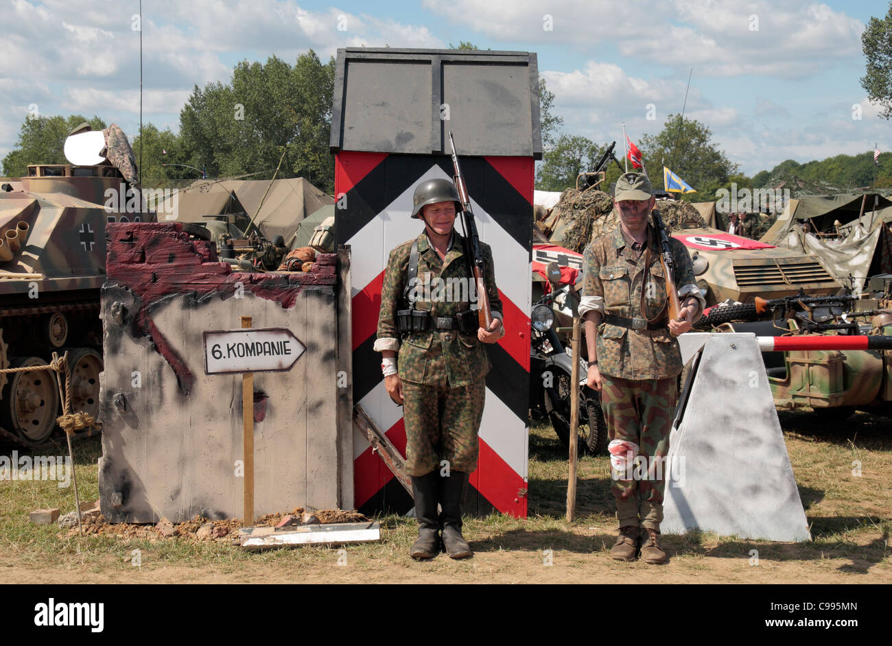 Deutscher Zweiter Weltkrieg Check point mit Reenactors auf 2011 Krieg & Frieden Schau Hop Farm, Paddock Wood, Kent, UK. Stockfoto