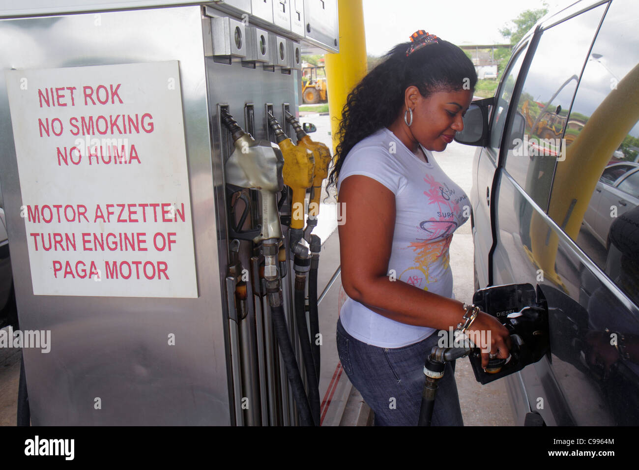 Curaçao, Niederlande Lesser Leeward Antillen, ABC-Inseln, Niederländisch, Weg naar Westpunt, Tankstelle, Kraftstoffpumpe, Schild. Sicherheit, Rauchen verboten, Motor ausschalten, m Stockfoto