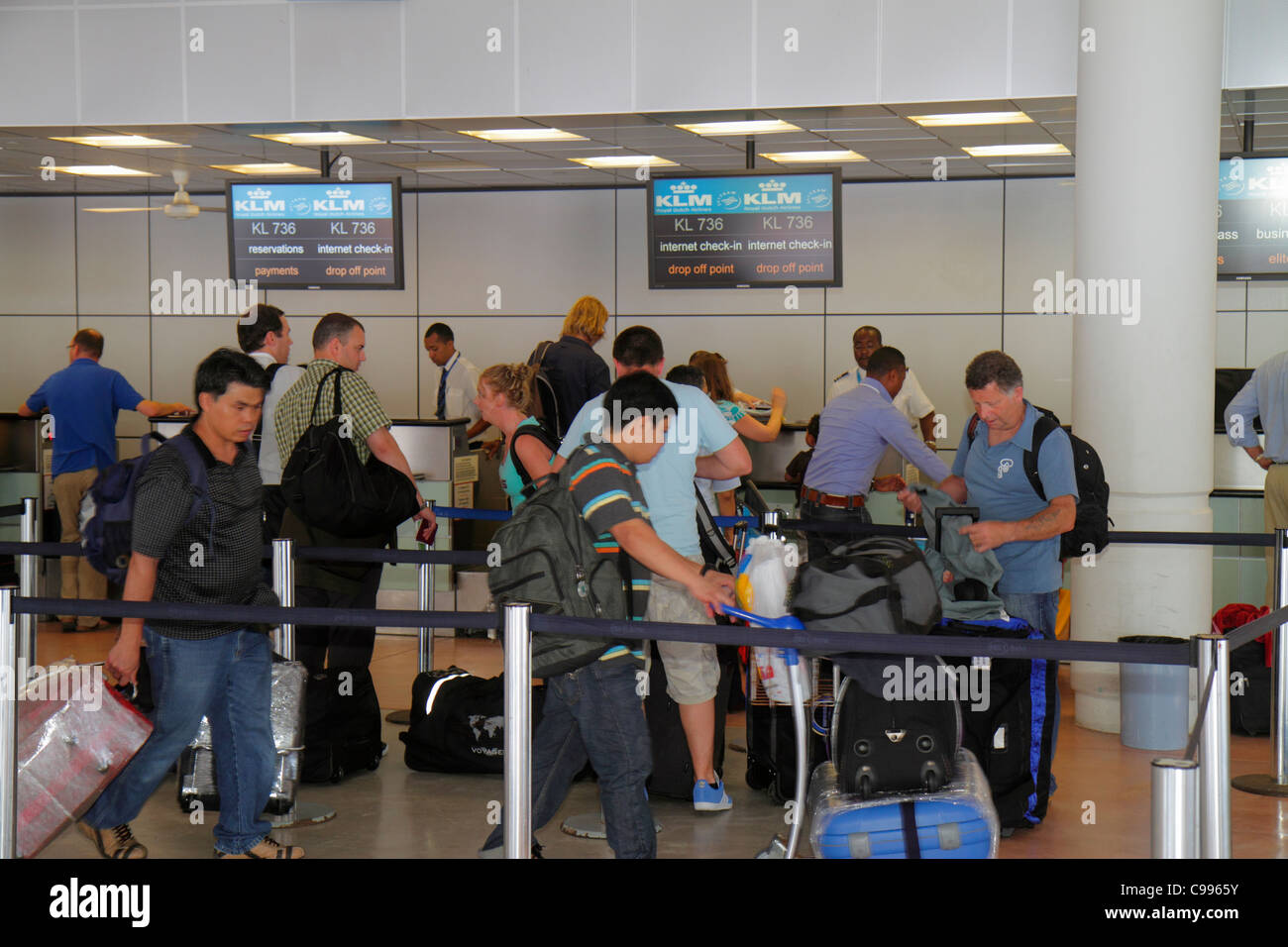 Curaçao, Niederländische Lesser Leeward Antillen, ABC-Inseln, Niederländisch, Curacao Hato International Airport, Luftfahrt, KLM, Fluggesellschaft, Ticketschalter, Agent, Gepäck, Sui Stockfoto