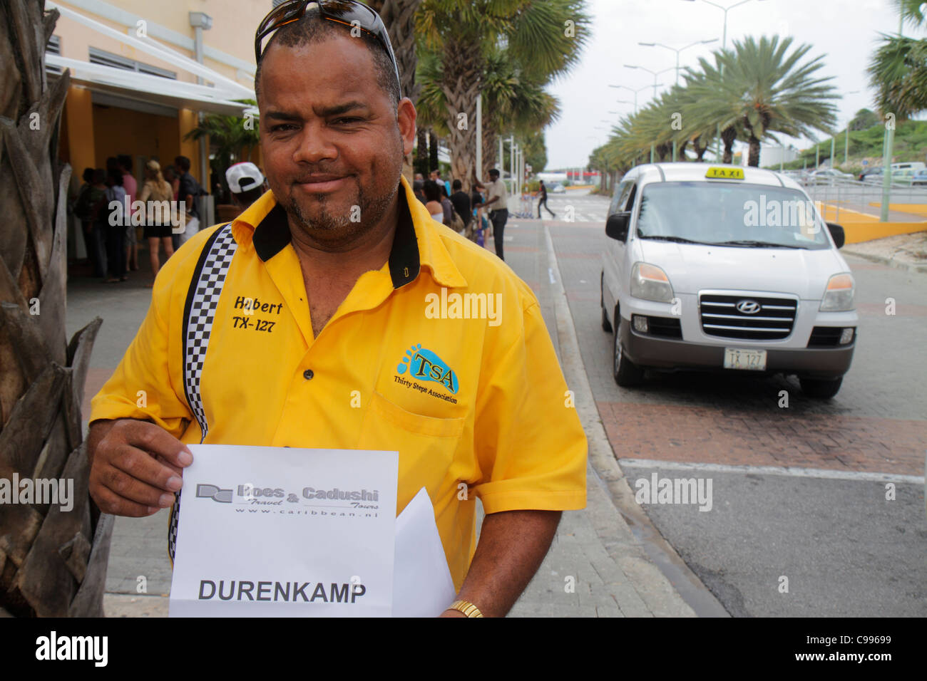 Curaçao, Niederlande Lesser Leeward Antillen, ABC-Inseln, Niederländisch, Curacao Hato International Airport, Ankunft, Mann Männer männliche Erwachsene Erwachsene, Taxifahrer, Schild, lo Stockfoto