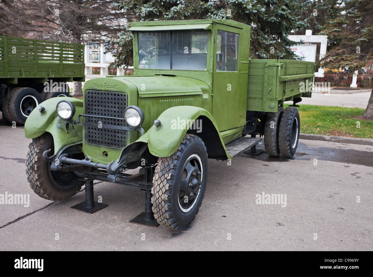 Sowjetischer LKW 'UralZIS-5"auf der Ausstellung am 3. November 2011 in Samara, Russland. Stockfoto