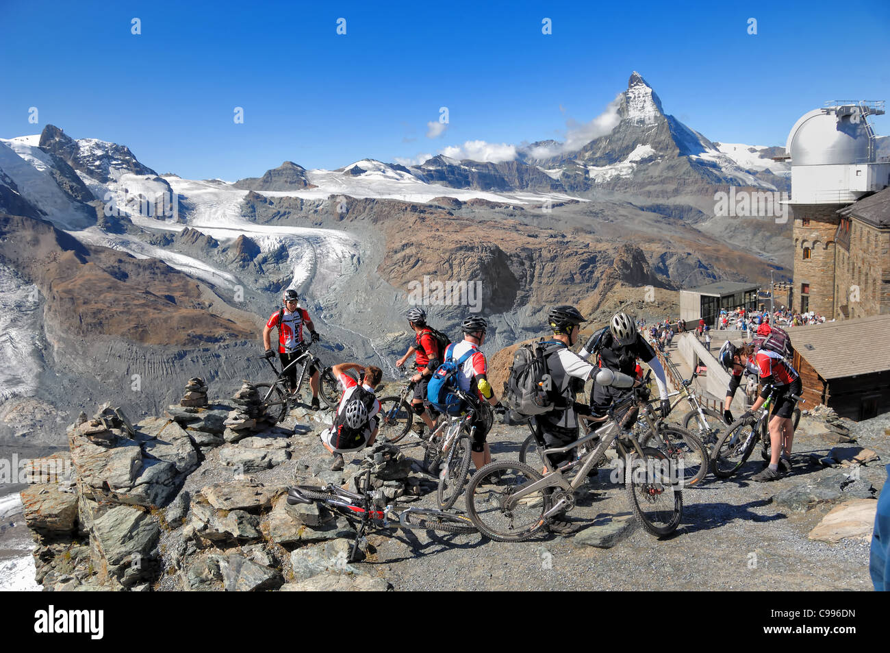 Mountain Biker, vom Gornergrat, 3.089 m nach dem Dorf Zermatt, Wallis, Schweiz steigen Stockfoto