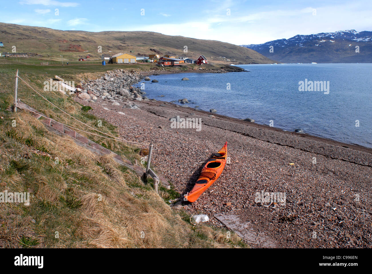 See-Kajak auf der Kiesel-Strand Qassiarsuk an der Soulthern Küste Grönlands, Dänemark Stockfoto