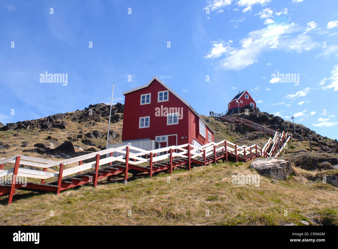 Holztreppe verbindet Häusern hocken auf den Hügeln von Qaqortoq an der Südküste von Grönland, Dänemark Stockfoto