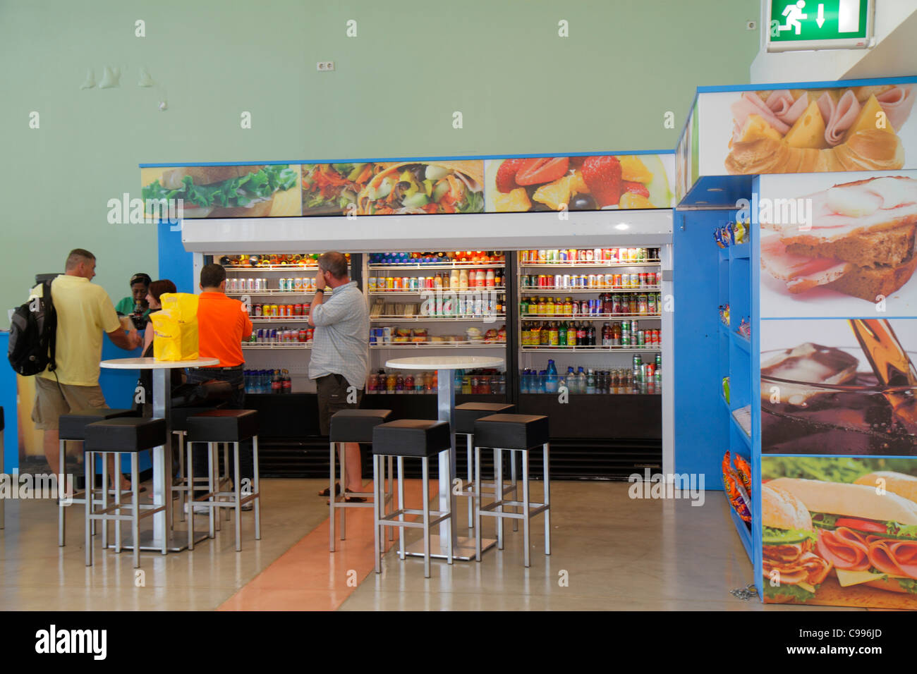 Curaçao, Niederlande Lesser Leeward Antillen, ABC-Inseln, Niederländisch, Curacao Hato International Airport, Snack, Sandwich-Shop, Mann Männer männliche Erwachsene, passeng Stockfoto