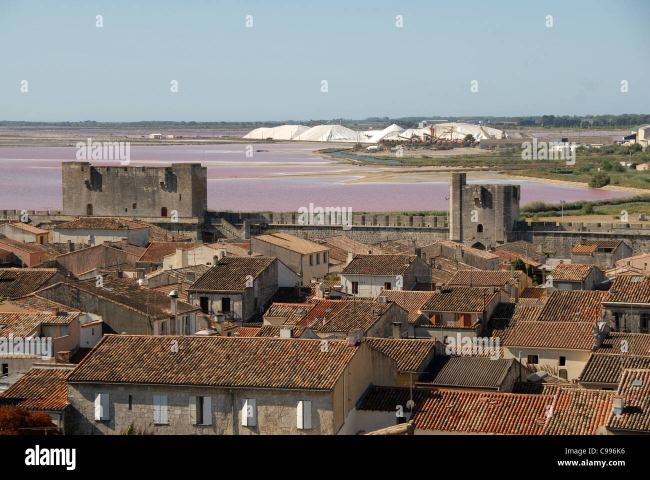 Die Salzwiesen des Aigues-Mortes in der Camargue, Südfrankreich, gesehen von der Stadtmauer der Altstadt Stockfoto