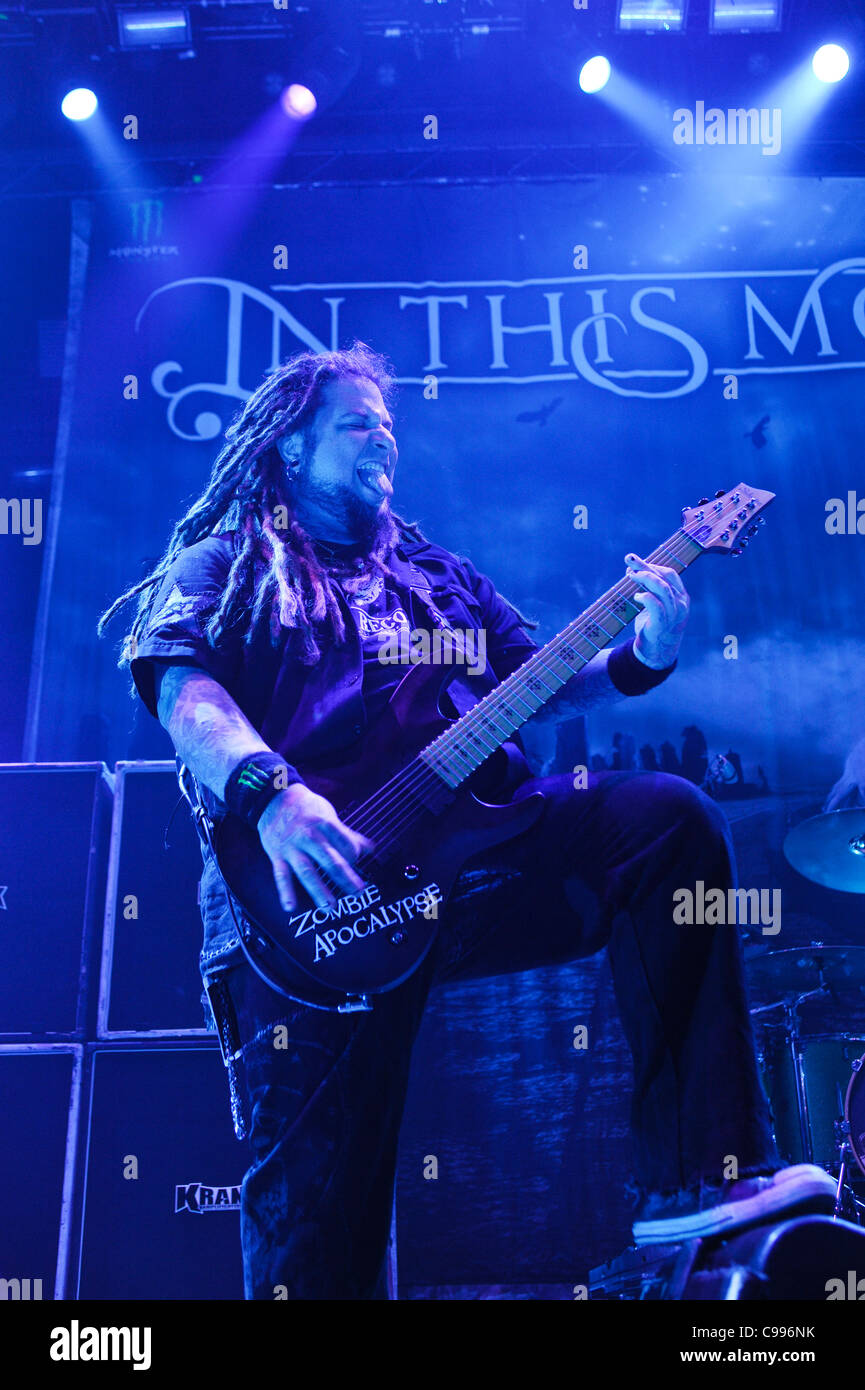 Gitarrist Chris Howorth von In This Moment führt auf der Bühne im Portland Memorial Coliseum, Portland, Oregon, USA am 15.03.2011. Stockfoto