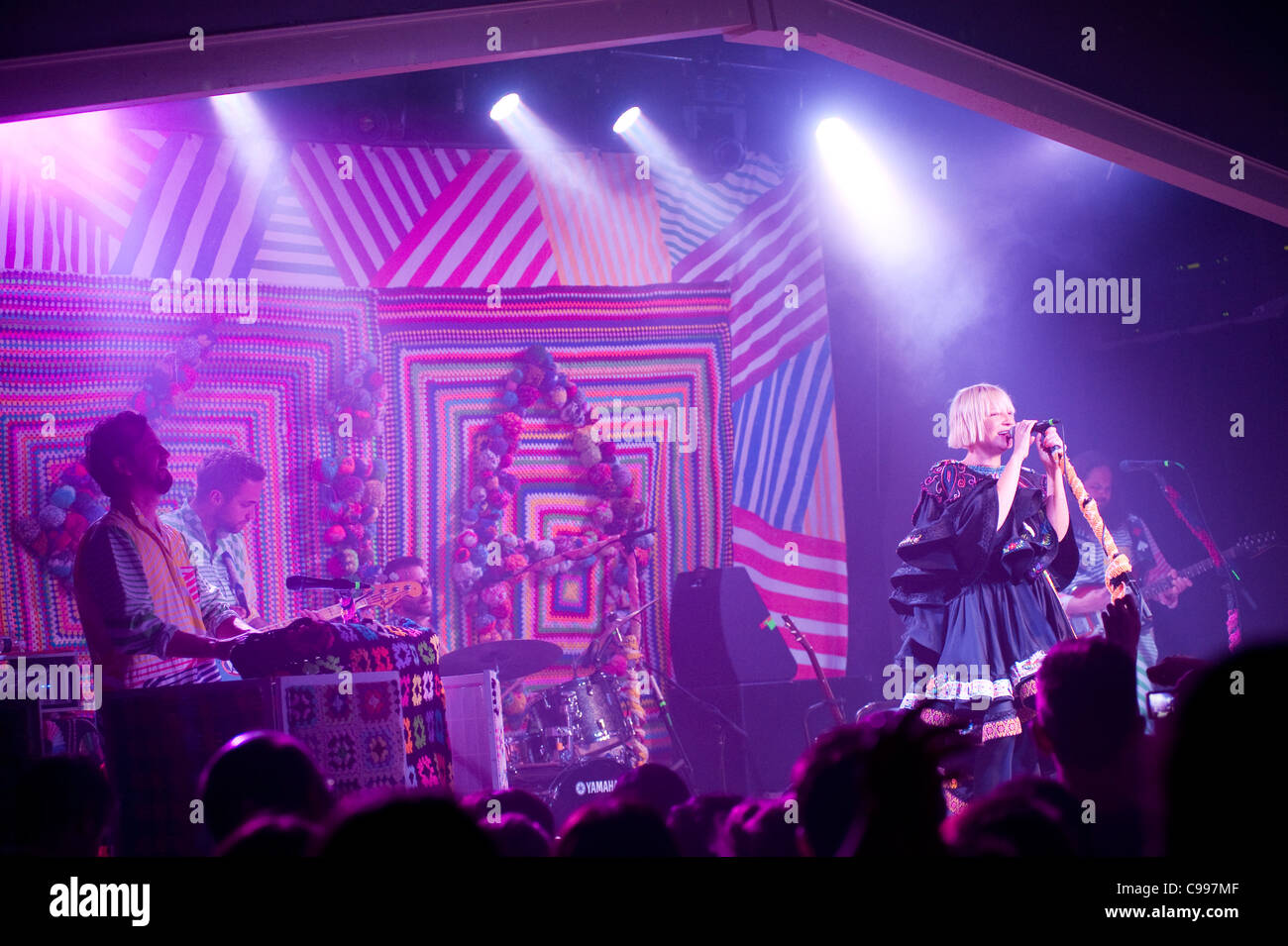 SIA Furler führt auf der Bühne auf dem Wonder Ballroom in Portland, Oregon, USA am 16. August 2011. Stockfoto