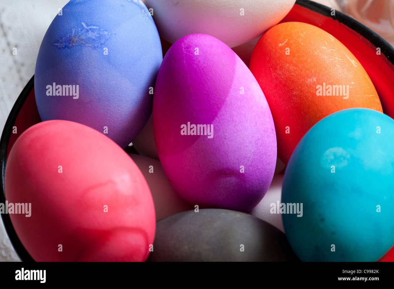 Korb mit gefärbten Eiern. Stockfoto