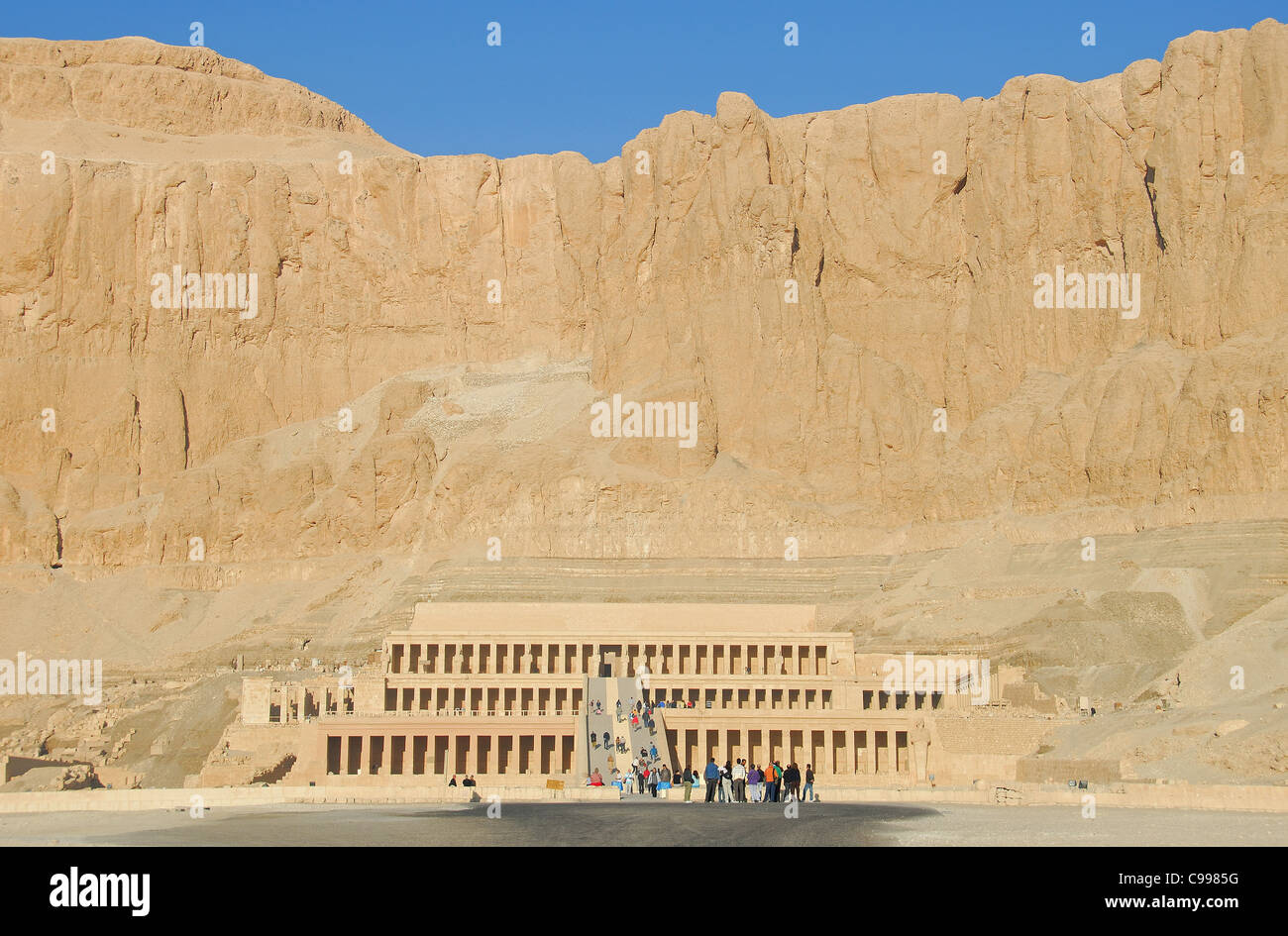 LUXOR, ÄGYPTEN. Die Leichenhalle Tempel der Königin Hatshepsut (Deir el-Bahri). 2009. Stockfoto