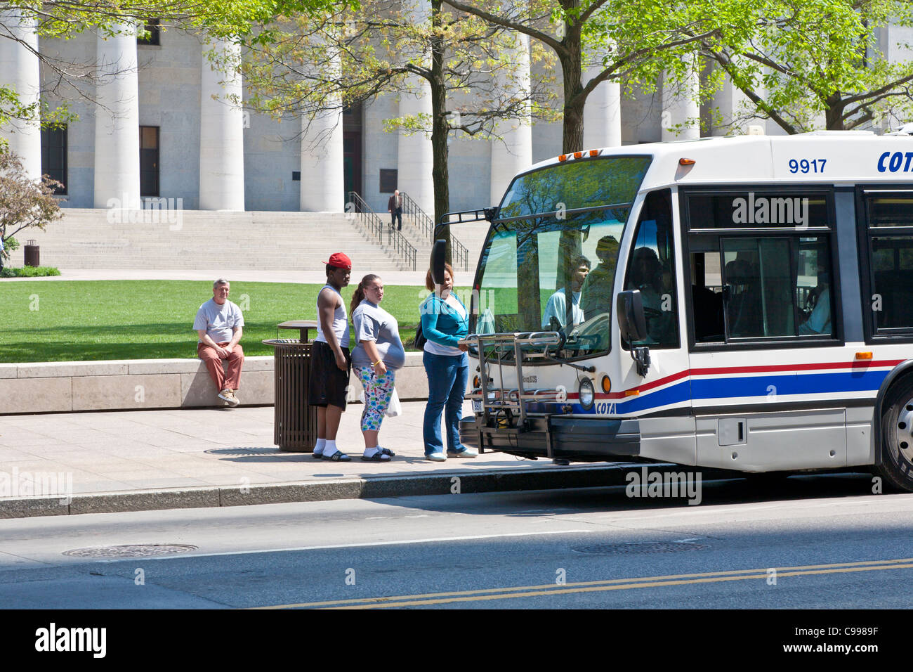 Übergewichtige Frau in der Schlange Linienbus vor dem Statehouse in der Innenstadt von Columbus, Ohio. Stockfoto