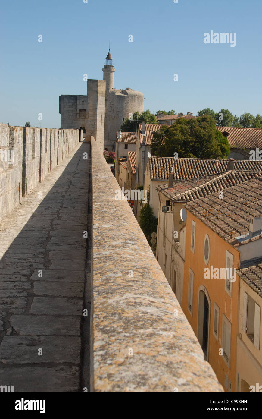 Brüstungsgang der Ville in der Nähe, Altstadt, von Aigues Mortes in Camargue, Südfrankreich, mit Turm Stockfoto