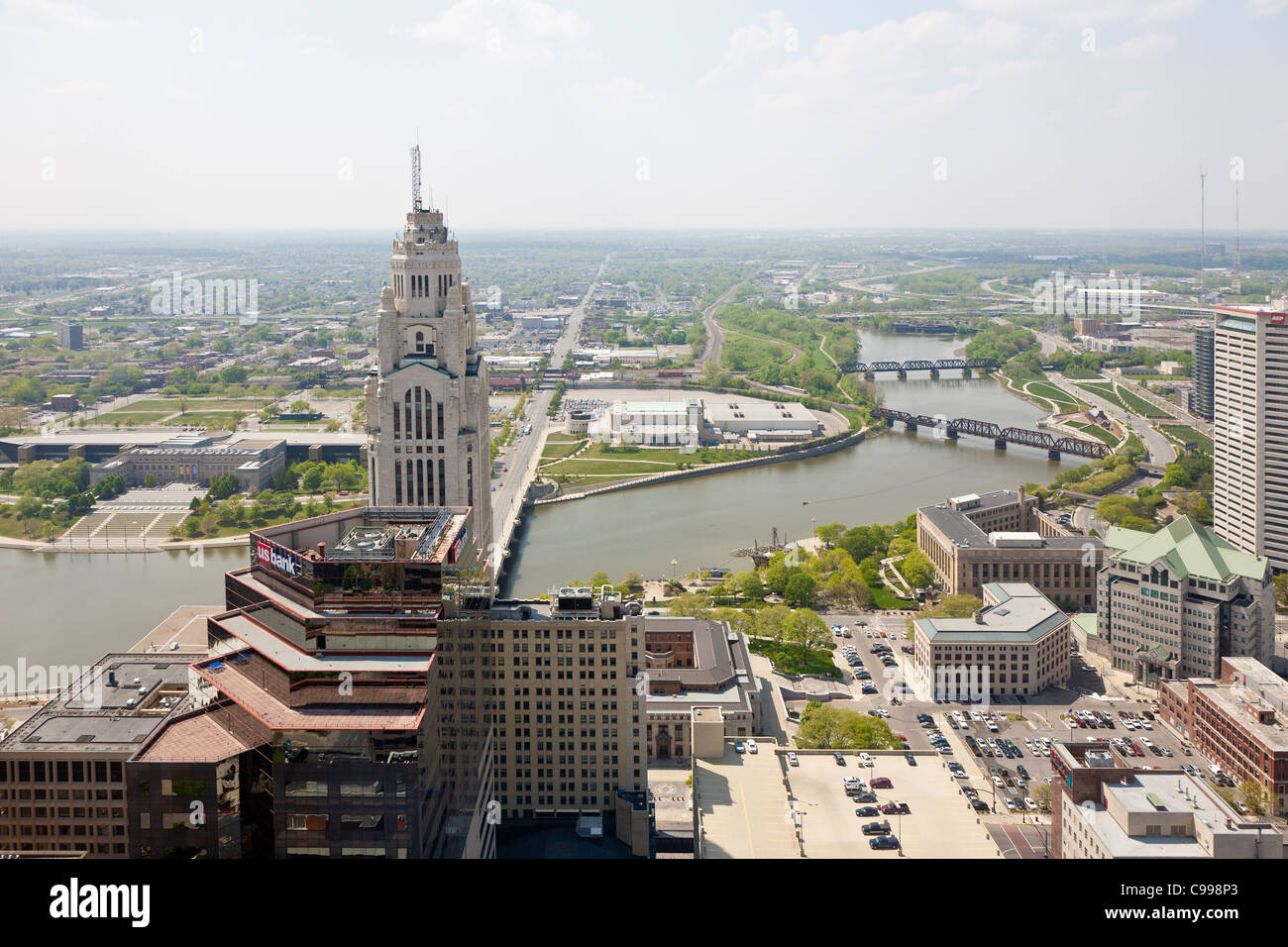 Luftaufnahme der Innenstadt von Columbus, Ohio, die James A. Rhodes State Office Building Blick nach Westen über den Scioto River entnommen Stockfoto