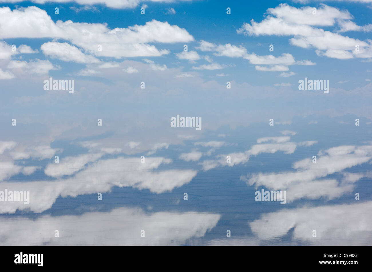 Die Salinen in Uyuni in Bolivien sind ein Ort von atemberaubender natürlicher Schönheit, die ein fast perfektes Abbild zu schaffen. Stockfoto