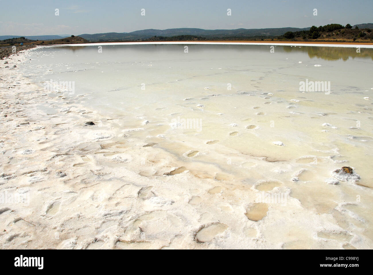 Salzsee in der Parc Naturel Régional De La Narbonnaise En Méditerranée in Aude Pays Cathare, Roussillon, Frankreich Stockfoto