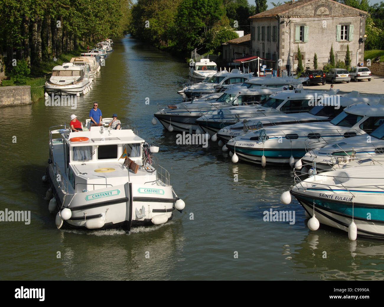 Hausboote im Hafen von Bram auf dem Canal du MIdi in Südfrankreich Stockfoto