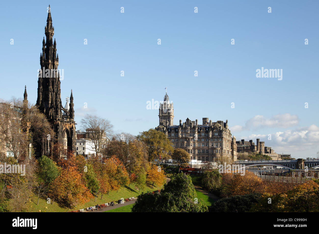 Walter Scott Monument und Balmoral Hotel, Edinburgh, Schottland, Großbritannien Stockfoto