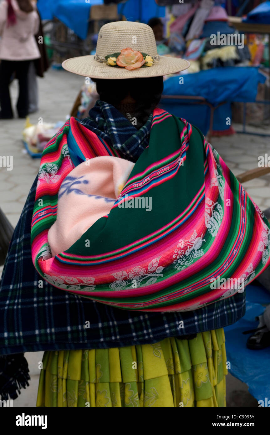 Bolivien hat den größten Anteil der einheimischen Indianer in Südamerika und fast alle Frauen tragen traditionelle Kleidung. Stockfoto