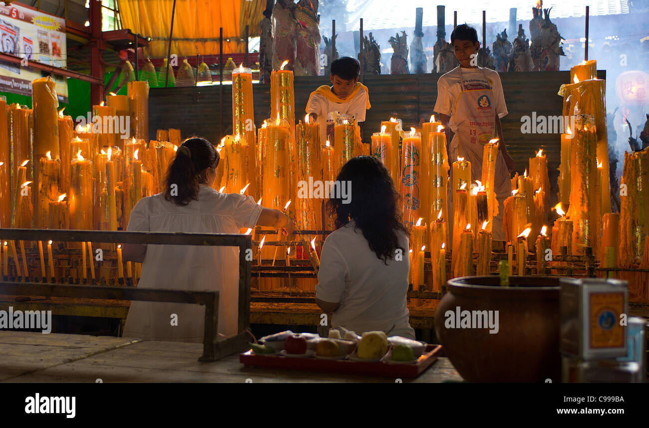 Begleiter in weißen halten Brand Schrein die Kerzen während das vegetarische Festival in San Jao Sien Khong chinesische in Bangkok. Stockfoto