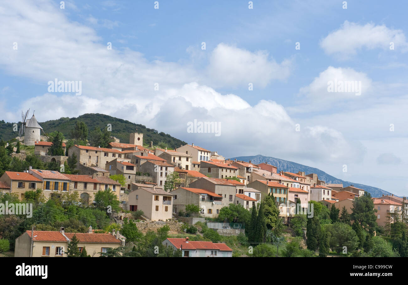 Alphonse Dauded Cucugnan im Departement Aude Frankreich berühmt gemacht durch eine Geschichte über seine Mühle (links) Stockfoto