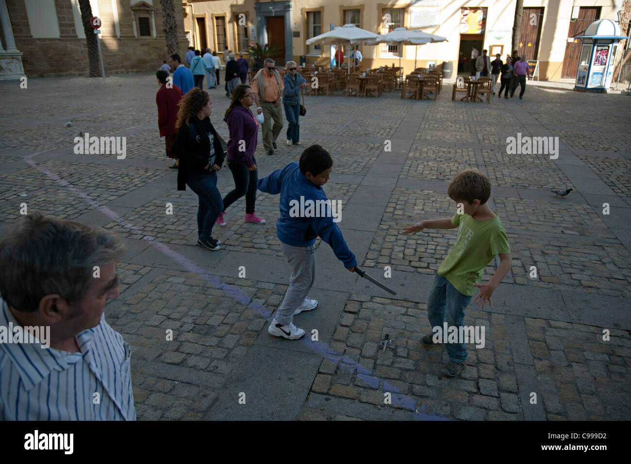 Jungen spielen Kampf in Cadiz Spanien Stockfoto