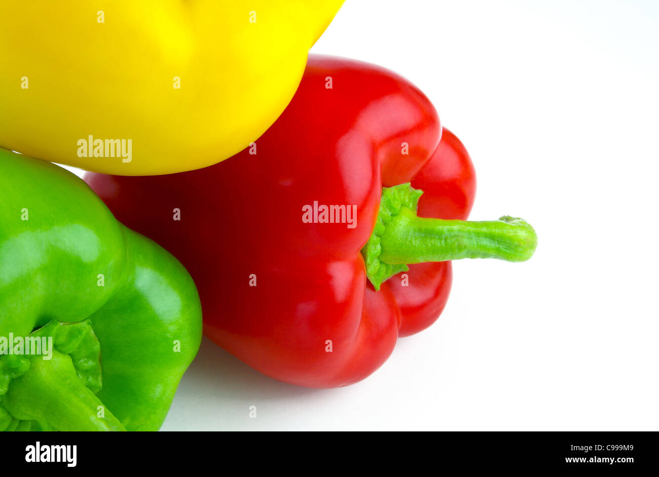 Drei frische Paprika auf weißem Hintergrund Stockfoto