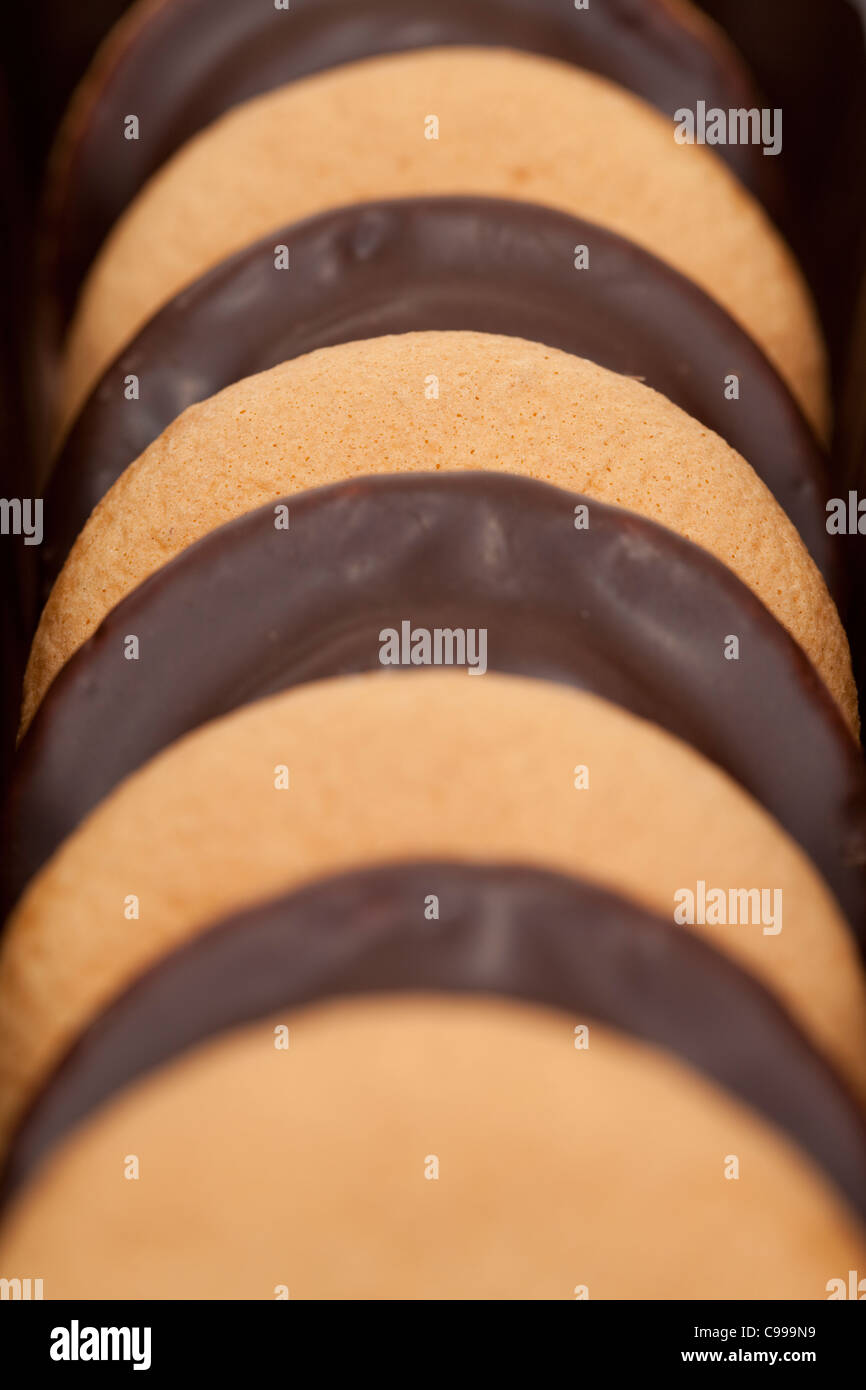 Linie in Verpackung Kuchen Schokolade angeordnet Stockfoto